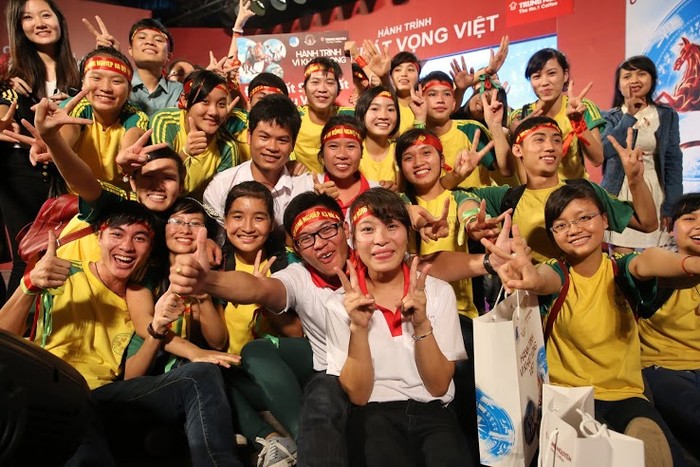 Cổ động viên trường ĐH Nông nghiệp hào hứng chia sẻ niềm vui chiến thắng của đội tuyển trường mình.